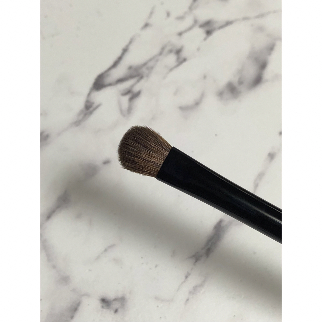 BOBBI BROWN(ボビイブラウン)のBOBBIBROWN EYE SHADOW BRUSH アイシャドウ ブラシ コスメ/美容のメイク道具/ケアグッズ(ブラシ・チップ)の商品写真