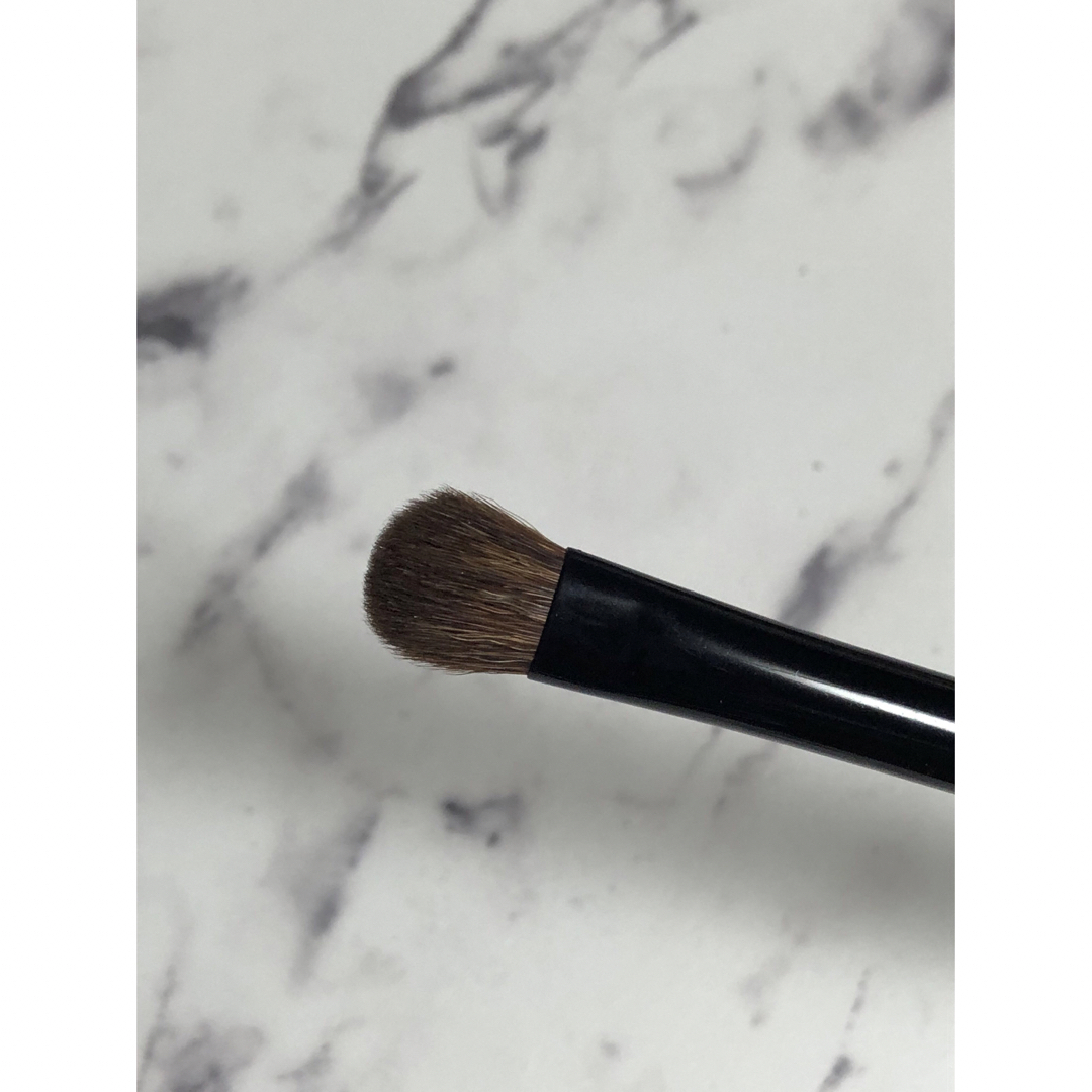 BOBBI BROWN(ボビイブラウン)のBOBBIBROWN EYE SHADOW BRUSH アイシャドウ ブラシ コスメ/美容のメイク道具/ケアグッズ(ブラシ・チップ)の商品写真