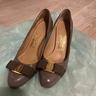 サルヴァトーレフェラガモ(Salvatore Ferragamo)のフェラガモ ヴァラ  レディース パンプス(ハイヒール/パンプス)