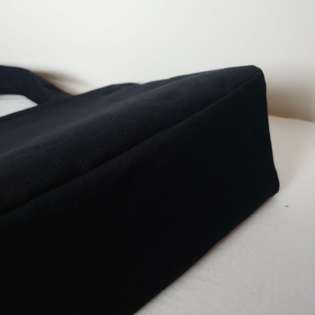 帆布トートバッグ　黒×ドット柄　サイドポケット　肩掛けトートバッグ　ハンドメイド ハンドメイドのファッション小物(バッグ)の商品写真