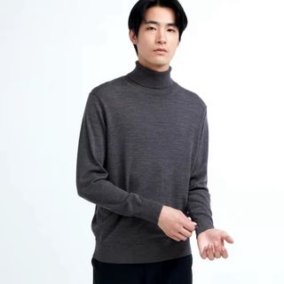 ユニクロ(UNIQLO)の新品タグ付き　エクストラファインメリノタートルネックセーター　グレー　2023年(ニット/セーター)