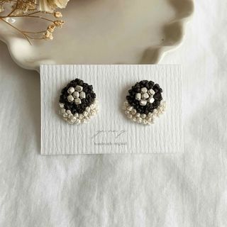 ダークグレー 刺繍糸と真鍮のお花のような ナチュラルピアス/イヤリング(イヤリング)