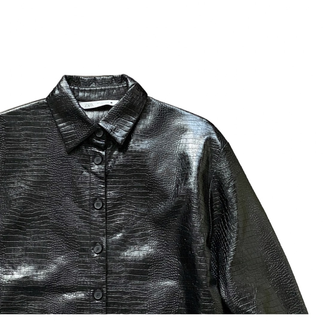 ZARA(ザラ)の美品　ZARA ザラ　クロコ型押しレザーシャツS ブラック レディースのトップス(シャツ/ブラウス(長袖/七分))の商品写真