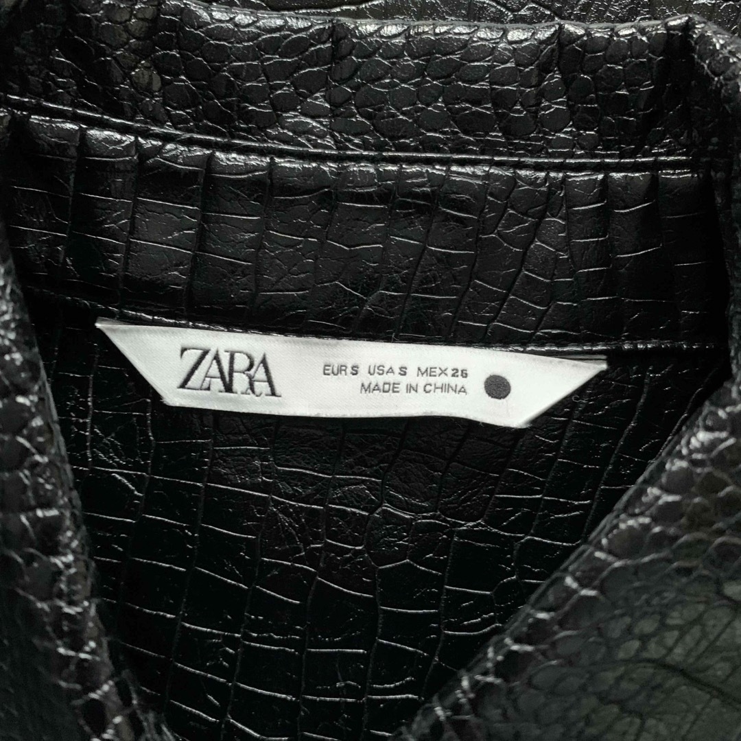 ZARA(ザラ)の美品　ZARA ザラ　クロコ型押しレザーシャツS ブラック レディースのトップス(シャツ/ブラウス(長袖/七分))の商品写真