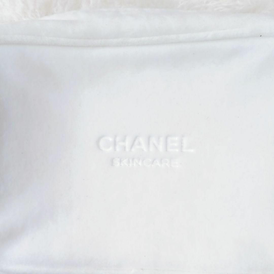 CHANEL(シャネル)の【美品✴️】CHANEL 非売品　ポーチ　メイクポーチ　白　スクエア　ふわもこ レディースのファッション小物(ポーチ)の商品写真