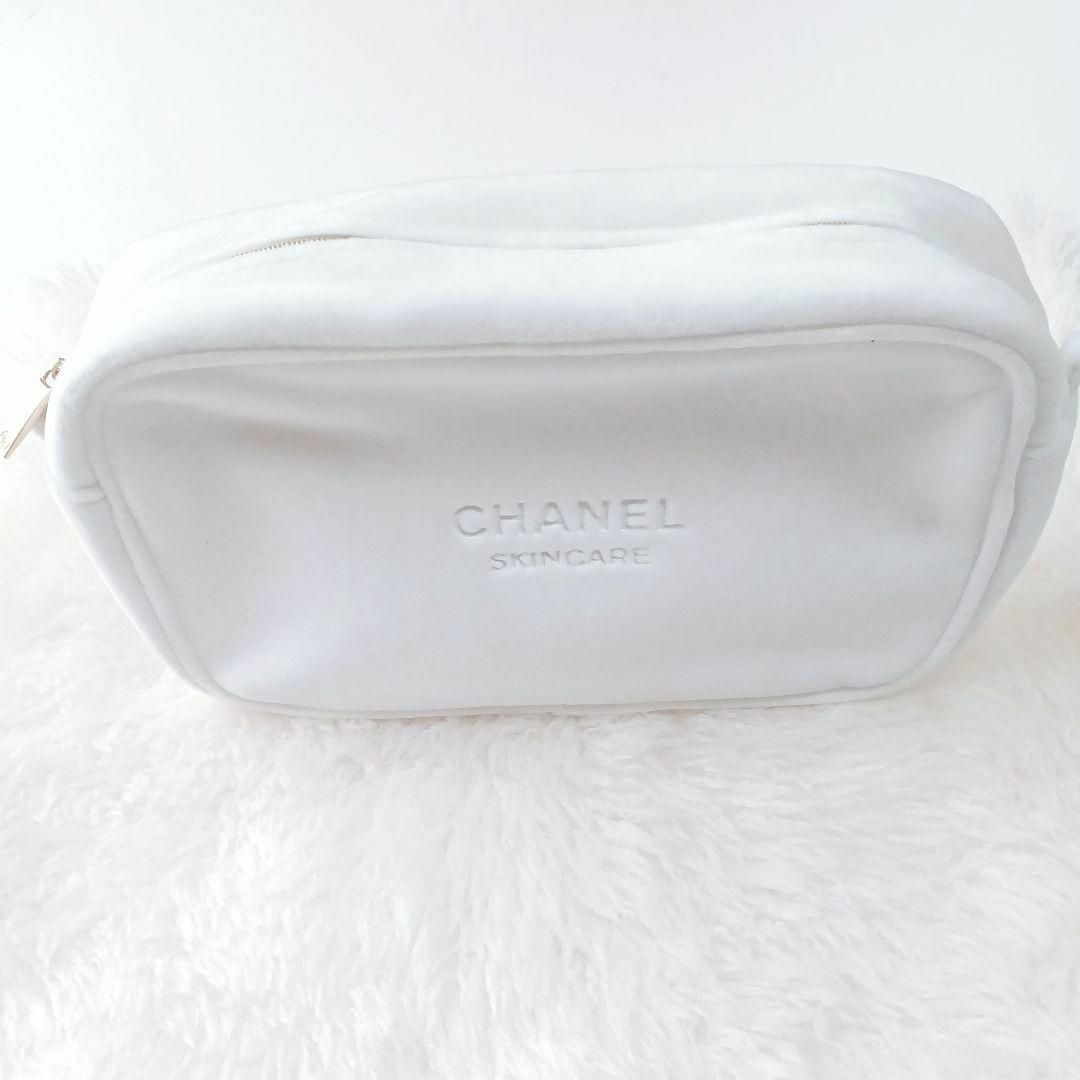 CHANEL(シャネル)の【美品✴️】CHANEL 非売品　ポーチ　メイクポーチ　白　スクエア　ふわもこ レディースのファッション小物(ポーチ)の商品写真