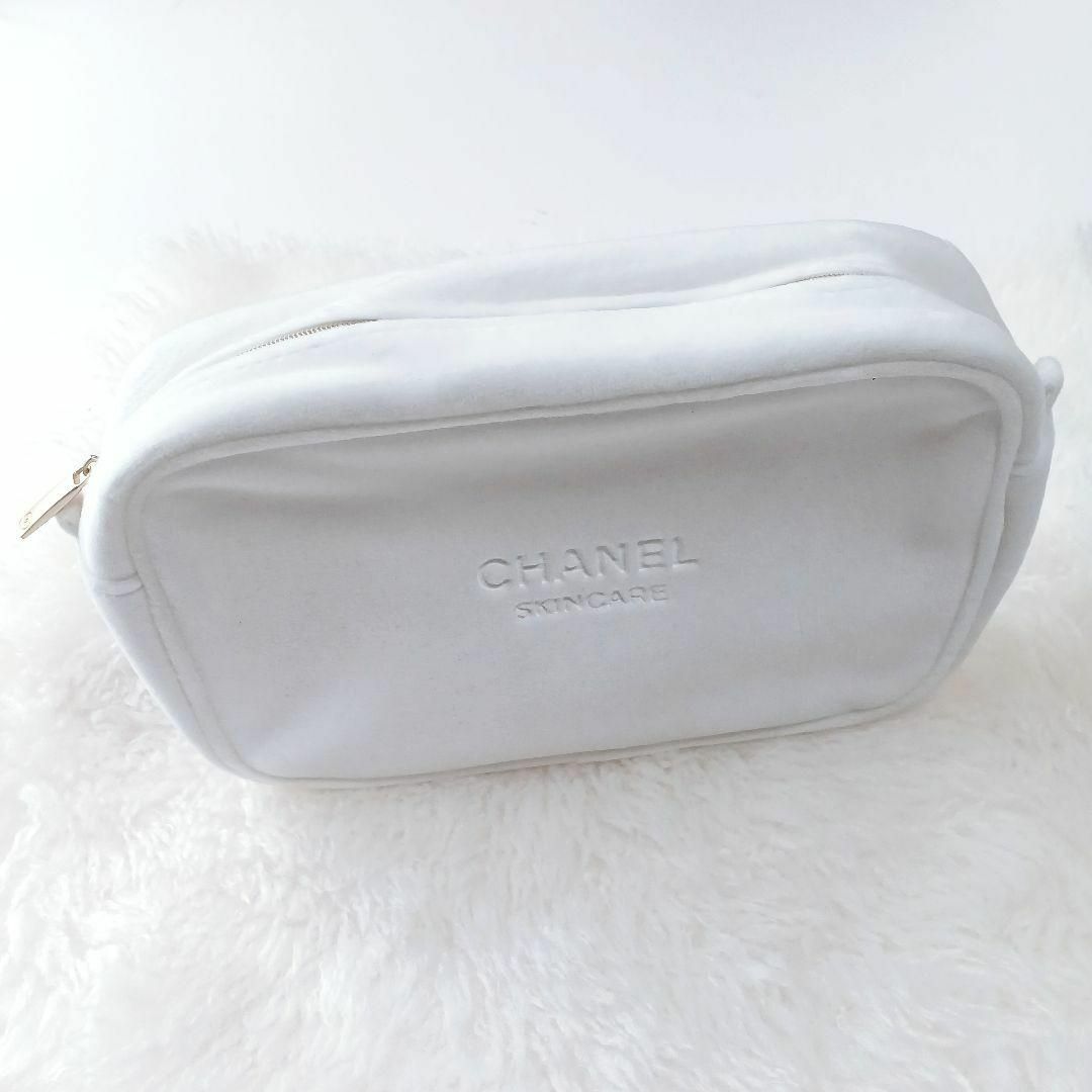 CHANEL(シャネル)の【美品✴️】CHANEL 非売品　ポーチ　メイクポーチ　白　スクエア　ふわもこ レディースのファッション小物(ポーチ)の商品写真