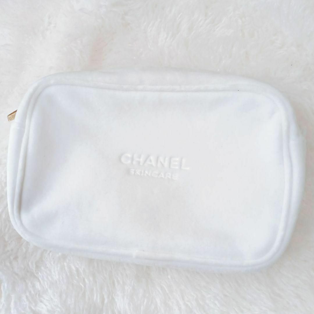 CHANEL(シャネル)の【美品✴️】CHANEL 非売品　ポーチ　メイクポーチ　白　スクエア　ふわもこ レディースのファッション小物(ポーチ)の商品写真