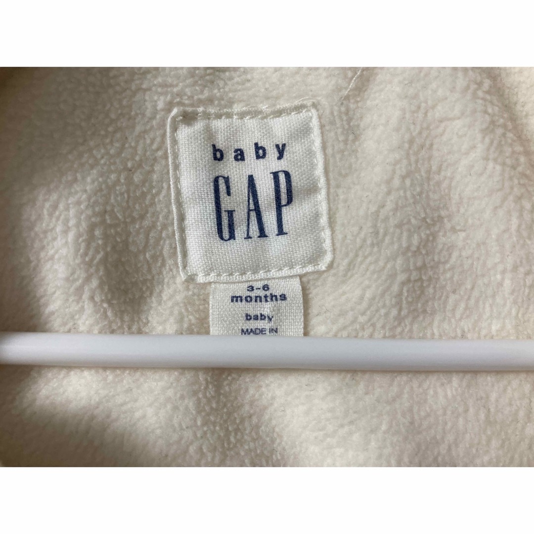 GAP(ギャップ)の【お値下げ】baby GAP ダウン　ジャンプスーツ　３～６ヶ月　８０センチ　白 キッズ/ベビー/マタニティのベビー服(~85cm)(カバーオール)の商品写真