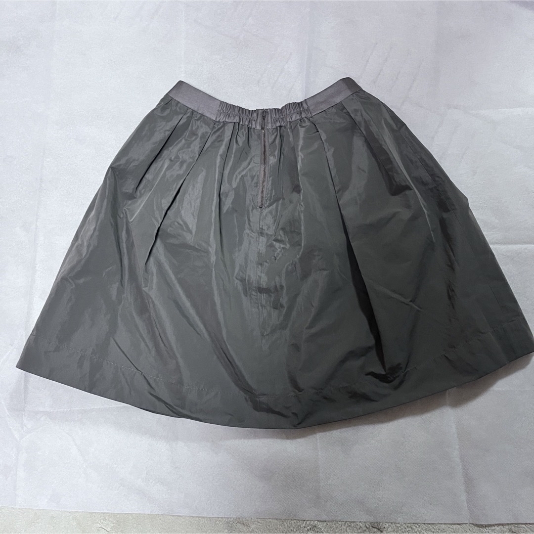 タック入りスカート カーキ  レディースのスカート(ひざ丈スカート)の商品写真