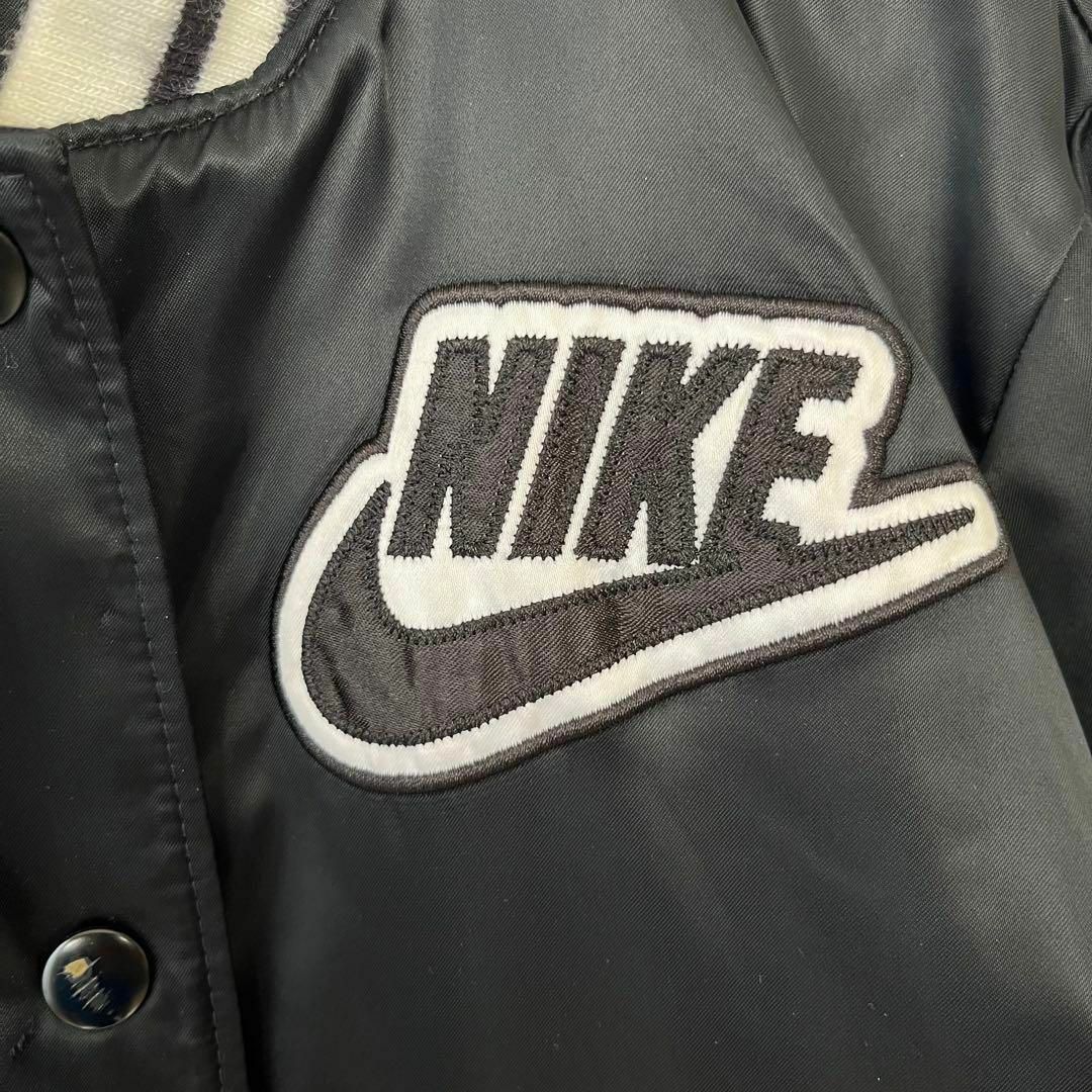 NIKE(ナイキ)のレディース古着　NIKE ナイキ　刺繍ロゴ　スタジャン　サイズS 黒　ブラック レディースのジャケット/アウター(スタジャン)の商品写真