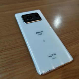 エヌティティドコモ(NTTdocomo)のSHARP AQUOS R6 SH-51B ホワイト 本体 docomo(スマートフォン本体)