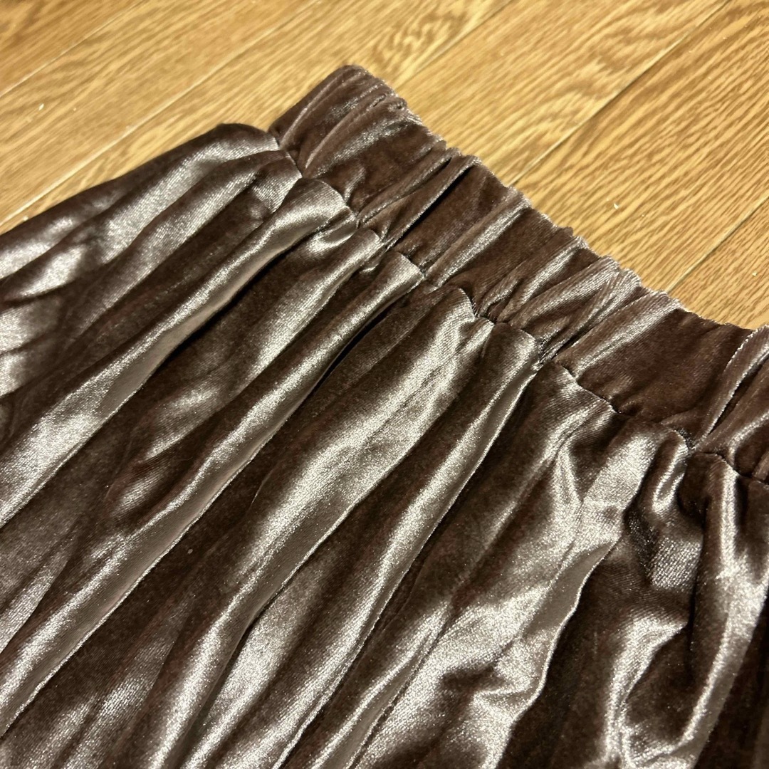 GRL(グレイル)の未使用　GRL プリーツ　ベロアスカート 上品 カジュアル　グレージュ レディースのスカート(ロングスカート)の商品写真