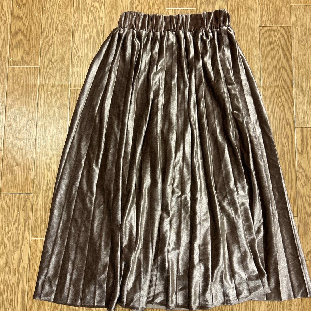 GRL(グレイル)の未使用　GRL プリーツ　ベロアスカート 上品 カジュアル　グレージュ レディースのスカート(ロングスカート)の商品写真