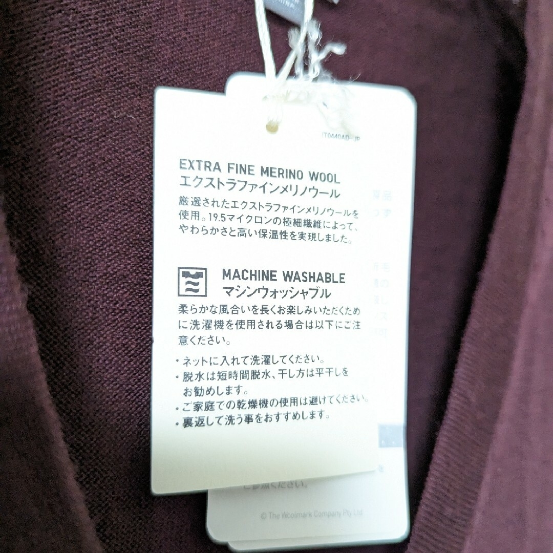 UNIQLO(ユニクロ)の未使用 UNIQLO エクストラファインメリノVネックカーディガン WINE M メンズのトップス(カーディガン)の商品写真