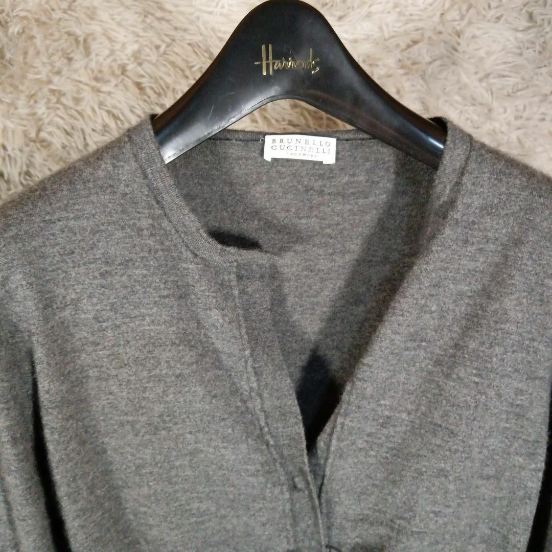 BRUNELLO CUCINELLI(ブルネロクチネリ)のⅩ58超美品　ブルネロクチネリ　カーディガン　最高級カシミヤ　グレー　ショート レディースのトップス(カーディガン)の商品写真