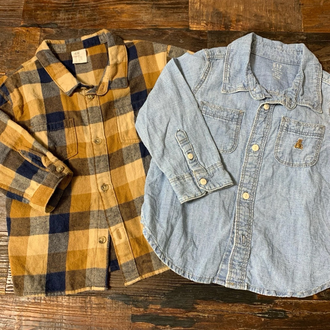 babyGAP(ベビーギャップ)のbabygapとH&M シャツ2枚セット キッズ/ベビー/マタニティのキッズ服男の子用(90cm~)(ブラウス)の商品写真