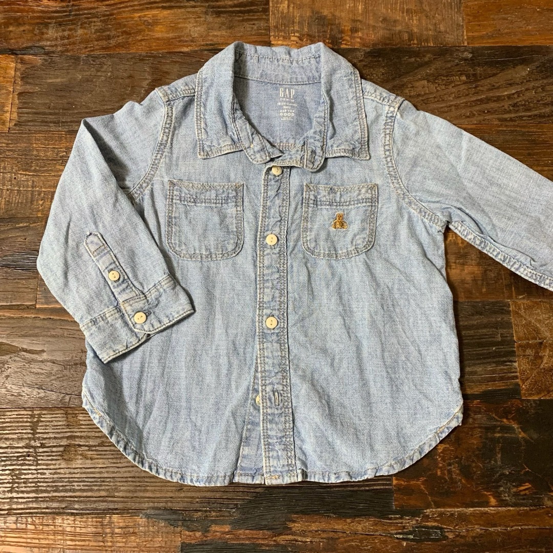 babyGAP(ベビーギャップ)のbabygapとH&M シャツ2枚セット キッズ/ベビー/マタニティのキッズ服男の子用(90cm~)(ブラウス)の商品写真