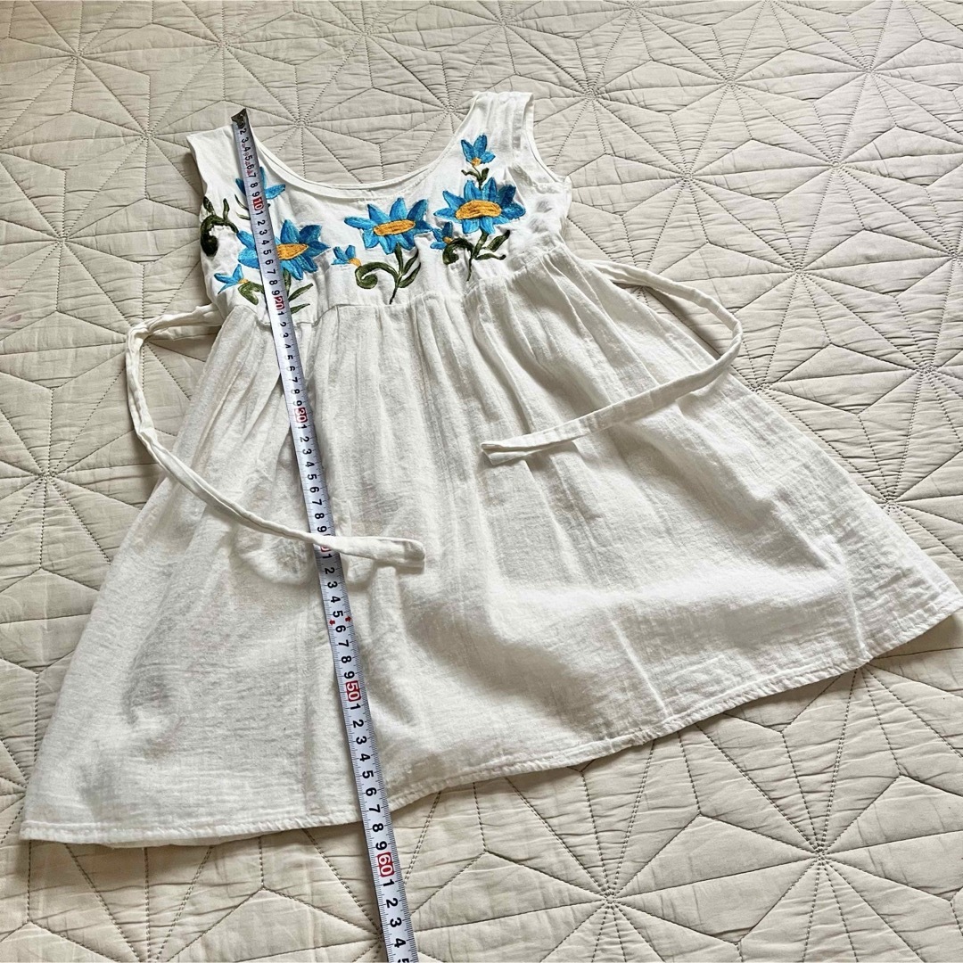 刺繍　白　ノースリーブワンピース　キッズ キッズ/ベビー/マタニティのキッズ服女の子用(90cm~)(ワンピース)の商品写真