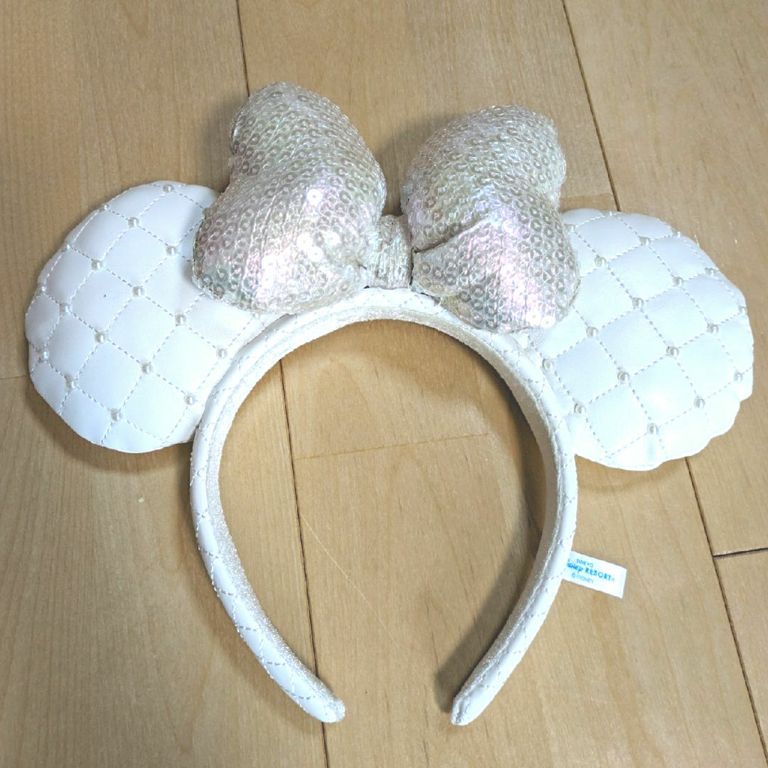 Disney(ディズニー)の【美品】ミニーカチューシャ　ホワイト　白 レディースのヘアアクセサリー(カチューシャ)の商品写真