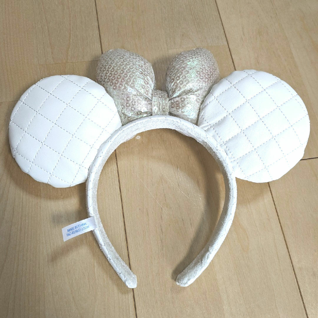 Disney(ディズニー)の【美品】ミニーカチューシャ　ホワイト　白 レディースのヘアアクセサリー(カチューシャ)の商品写真