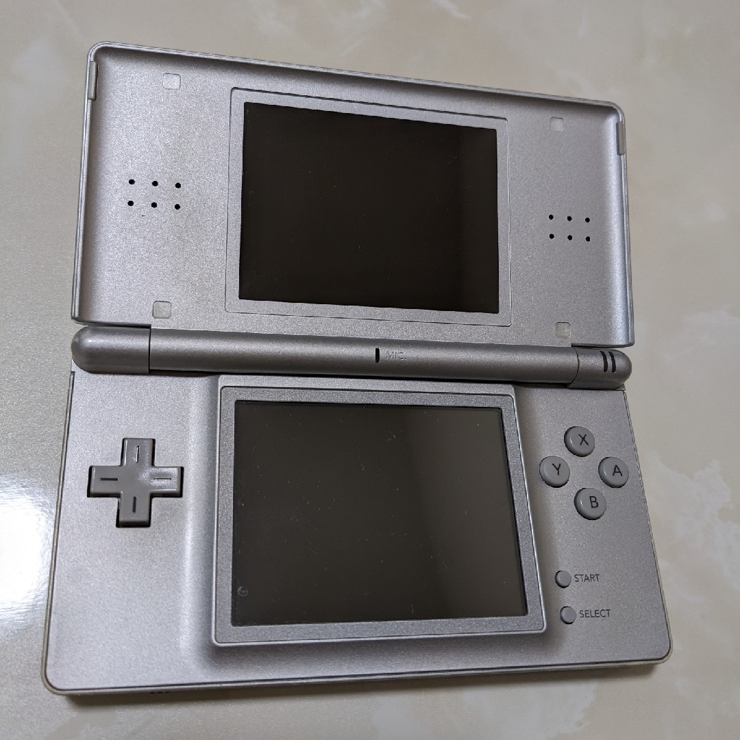 任天堂(ニンテンドウ)の【ジャンク】DS Lite　シルバー エンタメ/ホビーのゲームソフト/ゲーム機本体(携帯用ゲーム機本体)の商品写真