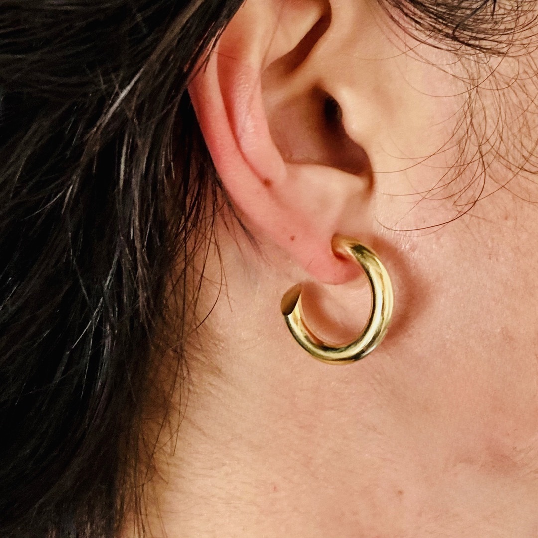 【 4mm×23mm 】両耳用 ゴールド フープピアス キャリアリング　701 メンズのアクセサリー(ピアス(両耳用))の商品写真