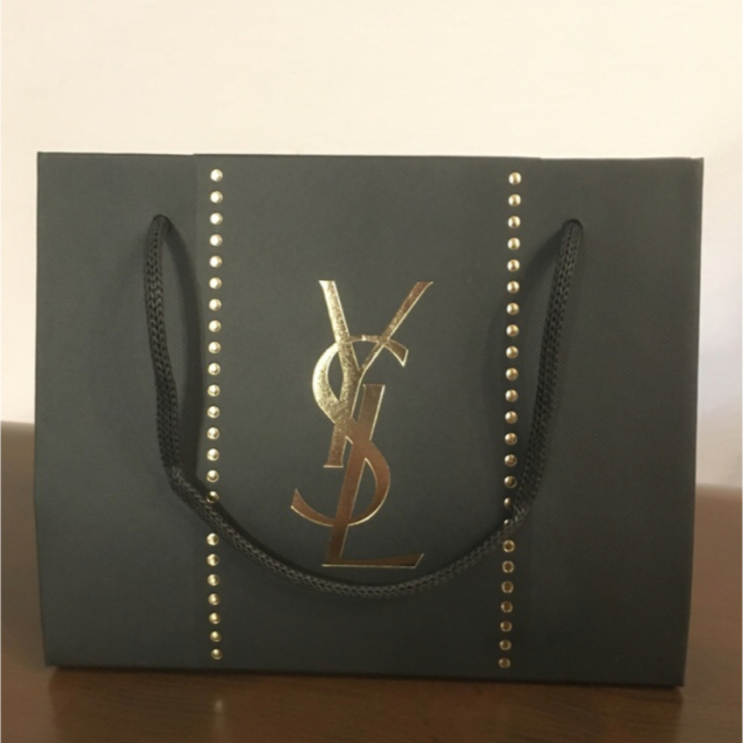 Yves Saint Laurent(イヴサンローラン)のイヴ・サンローラン　袋　ギフトバック　ショップ袋　ショッパー　紙袋 レディースのバッグ(ショップ袋)の商品写真