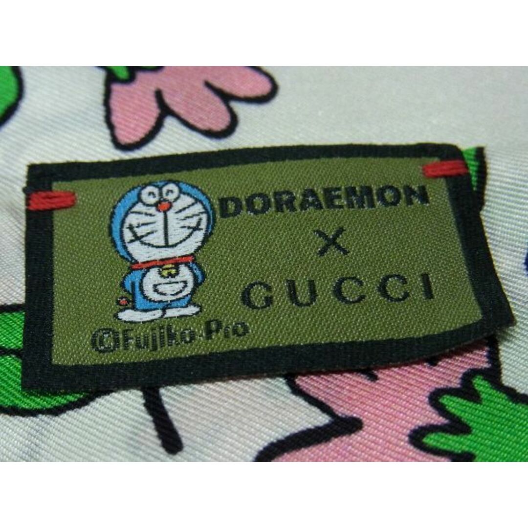 Gucci(グッチ)の■新品■未使用■ GUCCI グッチ ドラえもん コラボ シルク100% フラワー ツイリー リボンスカーフ アイボリー系×マルチカラー AU7675 メンズのファッション小物(その他)の商品写真