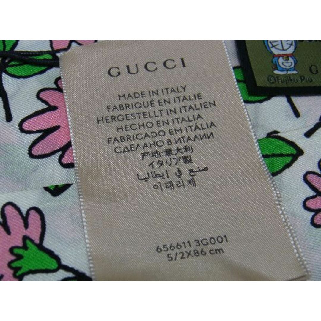 Gucci(グッチ)の■新品■未使用■ GUCCI グッチ ドラえもん コラボ シルク100% フラワー ツイリー リボンスカーフ アイボリー系×マルチカラー AU7675 メンズのファッション小物(その他)の商品写真