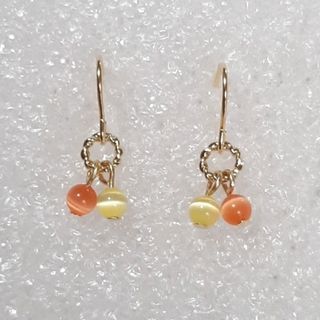 キャッツアイとツイストサークルの小さな春ピアス　オレンジ×イエロー(ピアス)