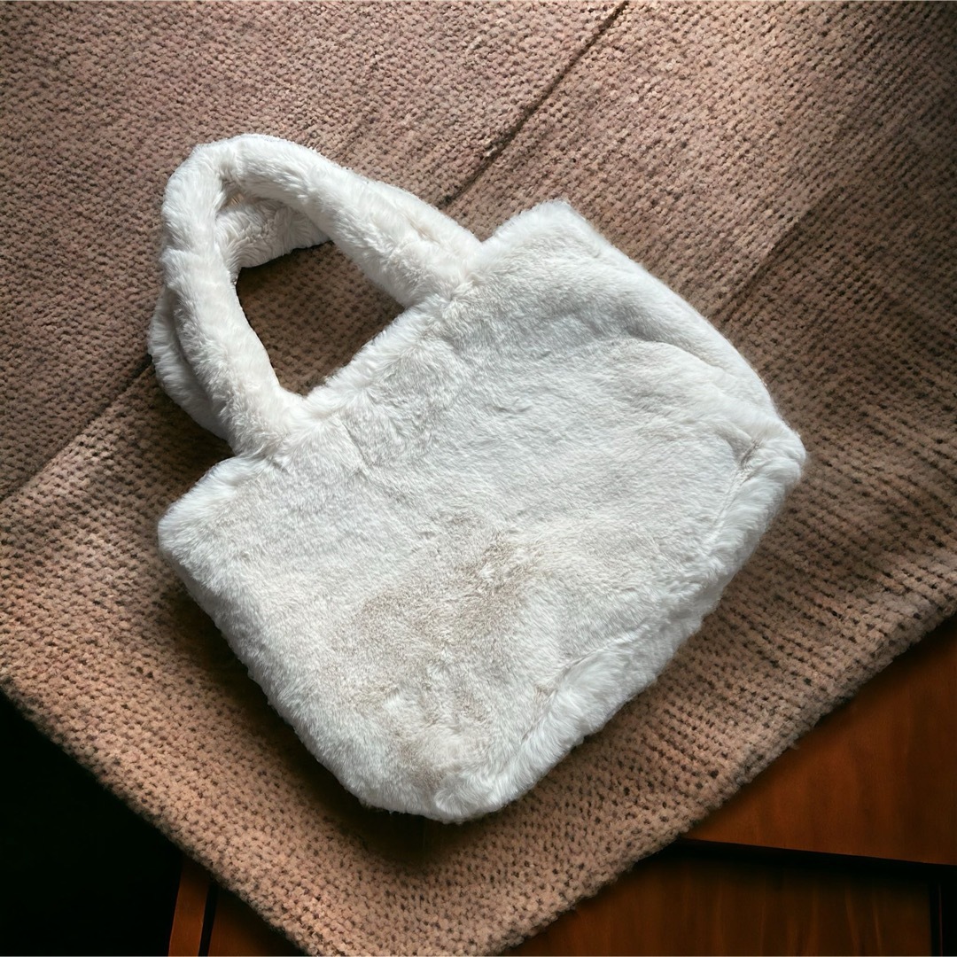 H&M(エイチアンドエム)のホワイト✴︎フェイクファーバッグ レディースのバッグ(ショルダーバッグ)の商品写真