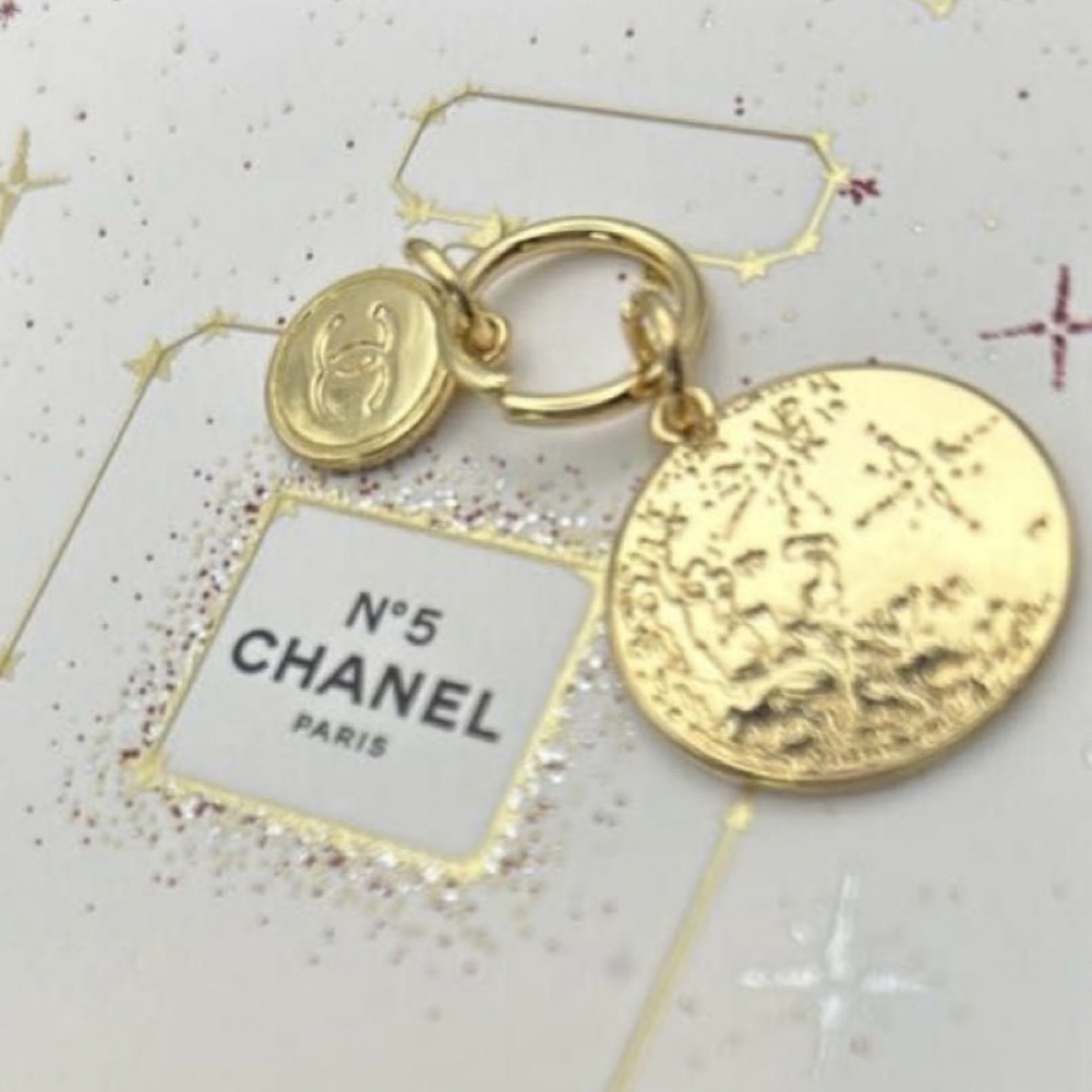 CHANEL(シャネル)のシャネル ホリデー2022 限定ノベルティ ムーン　チャーム  ハンドメイドのファッション小物(バッグチャーム)の商品写真