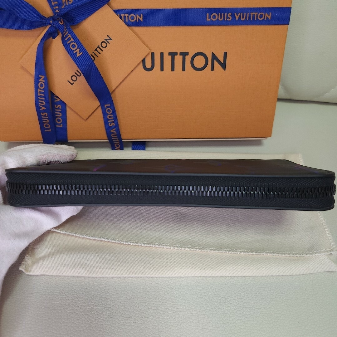 LOUIS VUITTON(ルイヴィトン)の新品未使用M79406限定モデルLV ジッピーウォレット ヴェルティカル メンズのファッション小物(長財布)の商品写真