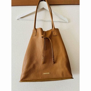 アルマーニエクスチェンジ(ARMANI EXCHANGE)の《美品》アルマーニエクスチェンジ　トートバッグ　牛皮　キャメル(トートバッグ)