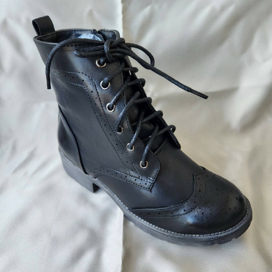 新品未使用 ウィングチップメダリオンショートブーツ(ブラック) 23.5cm レディースの靴/シューズ(ブーツ)の商品写真
