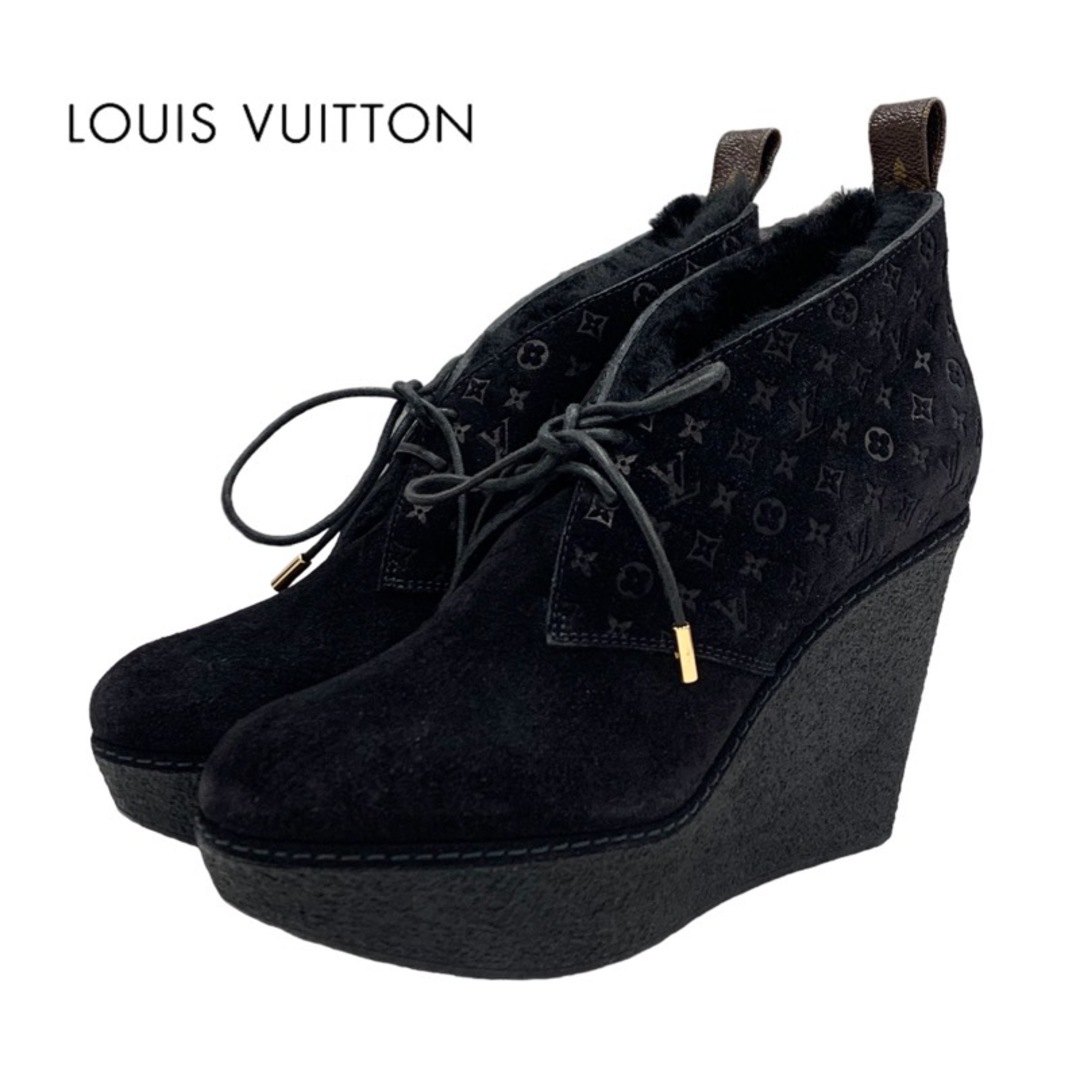 LOUIS VUITTON(ルイヴィトン)のルイヴィトン LOUIS VUITTON ブーツ ショートブーツ ブーティ モノグラム レースアップ ウェッジソール スエード ムートン ブラック レディースの靴/シューズ(ブーツ)の商品写真