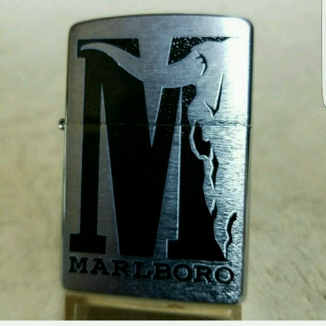 ZIPPO(ジッポー)の新品非売品❤04J`Zippoマルボロ❤MARLBORO❤ブルスカル❤送料無料♥ メンズのファッション小物(タバコグッズ)の商品写真