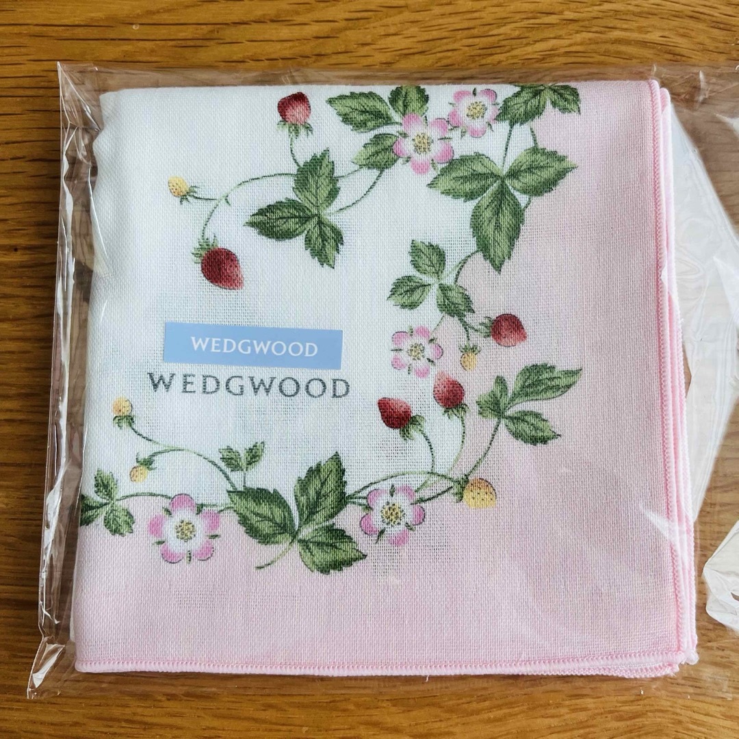 WEDGWOOD(ウェッジウッド)の【新品未使用】ウェッジウッド　ワイルドストロベリー　ガーゼハンカチ  レディースのファッション小物(ハンカチ)の商品写真