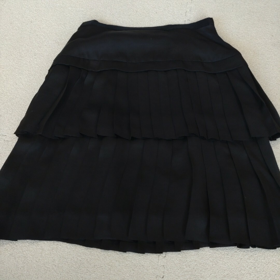 TOMORROWLAND(トゥモローランド)のトゥモローランド　2段プリーツスカート　黒色 レディースのスカート(ミニスカート)の商品写真