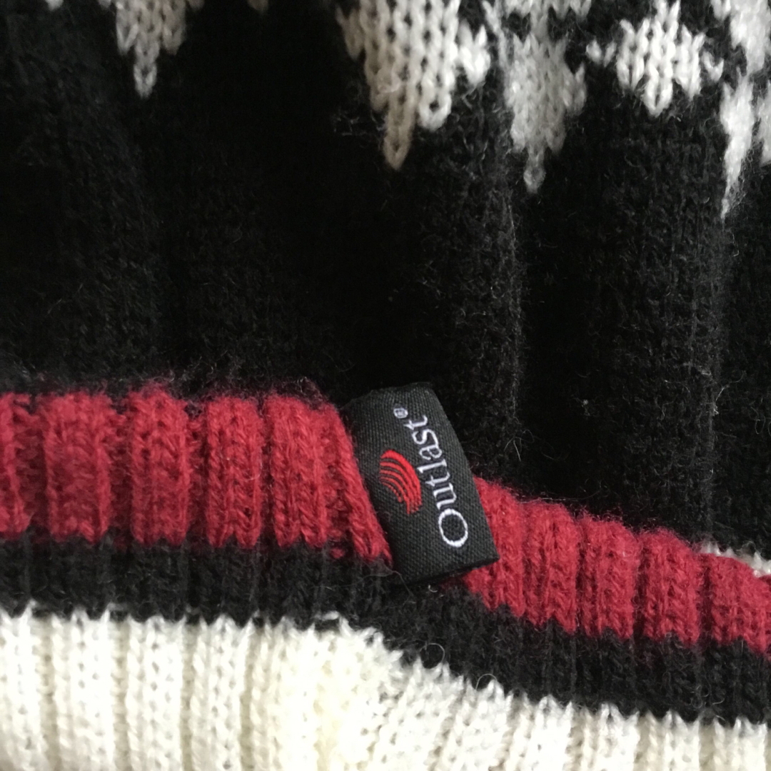 patagonia(パタゴニア)のOutlast Patagonia  ユニセックスニット帽黒ベース白赤新品に近い メンズの帽子(ニット帽/ビーニー)の商品写真