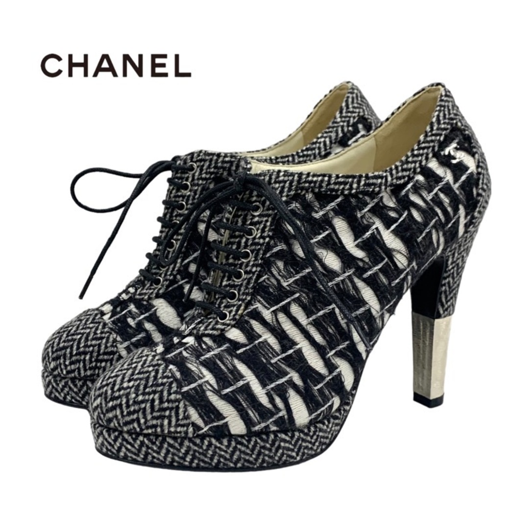 CHANEL(シャネル)のシャネル CHANEL ブーツ ショートブーツ ブーティ 靴 シューズ ココマーク レースアップ ウール ブラック ホワイト レディースの靴/シューズ(ブーツ)の商品写真