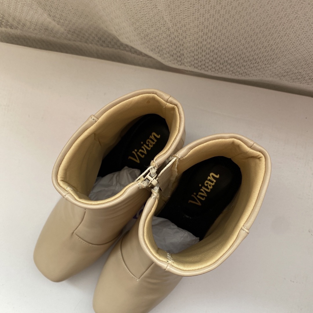 VIVIAN(ヴィヴィアン)のデザインショートブーツ✩アイボリー レディースの靴/シューズ(ブーツ)の商品写真
