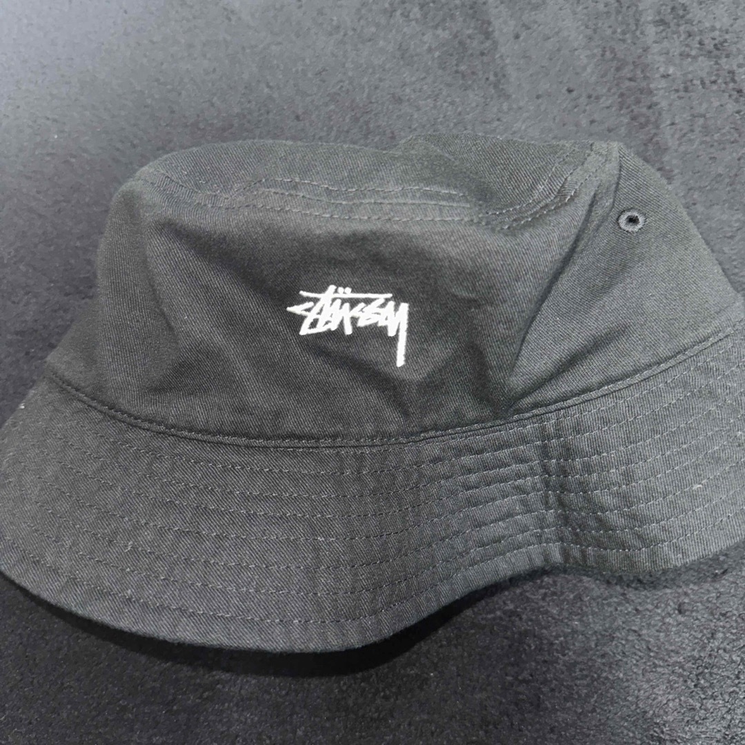 STUSSY(ステューシー)のSTUSSY ストックロゴ 刺繍 バケットハット ブラック メンズの帽子(ハット)の商品写真