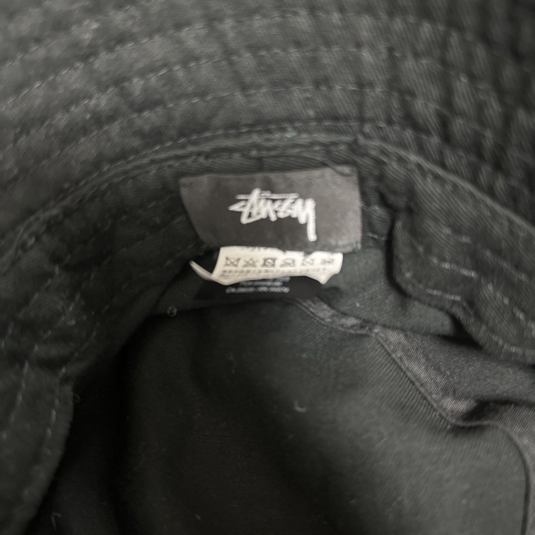 STUSSY(ステューシー)のSTUSSY ストックロゴ 刺繍 バケットハット ブラック メンズの帽子(ハット)の商品写真