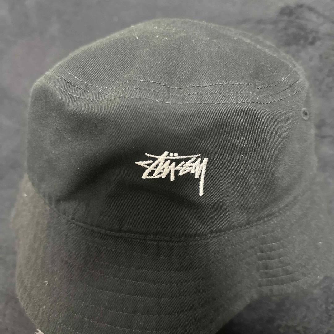 STUSSY(ステューシー)のSTUSSY ストックロゴ 刺繍 バケットハット ブラック メンズの帽子(ハット)の商品写真