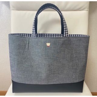 ハンドメイド♡A4サイズ♡ファミリアワッペン付き♡黒色トートバッグ♡黒色合皮♡(バッグ)