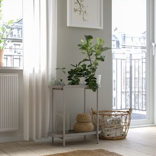 イケア(IKEA)のIKEA イケア　新色　オリヴブラード プラントスタンド　ライトグレー　56cm(リビング収納)