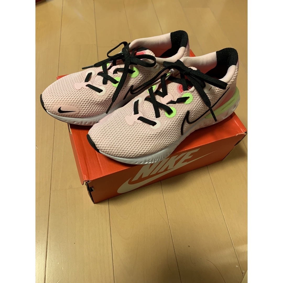 NIKE(ナイキ)のレディース ナイキ スニーカー RENEW RUN 24cm レディースの靴/シューズ(スニーカー)の商品写真