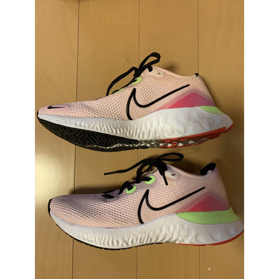 NIKE(ナイキ)のレディース ナイキ スニーカー RENEW RUN 24cm レディースの靴/シューズ(スニーカー)の商品写真